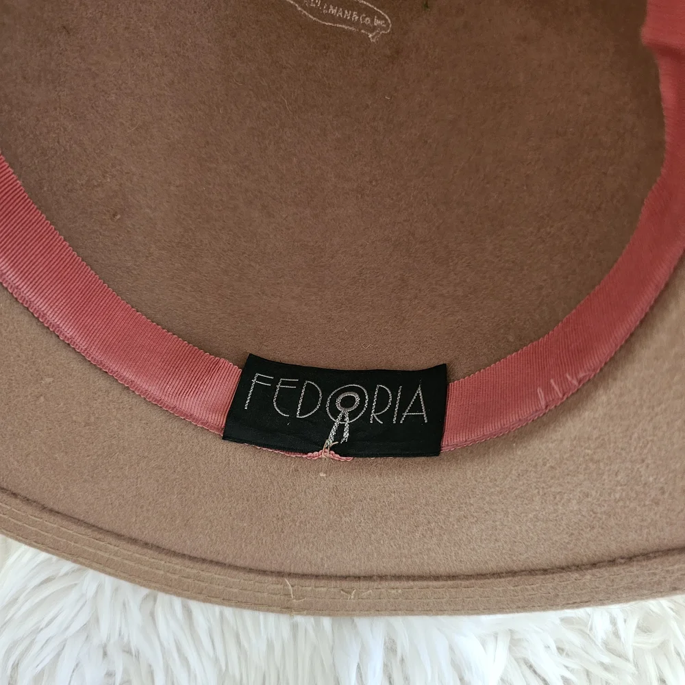 Vintage Elegant Tan Women's Hat with Bow Accent